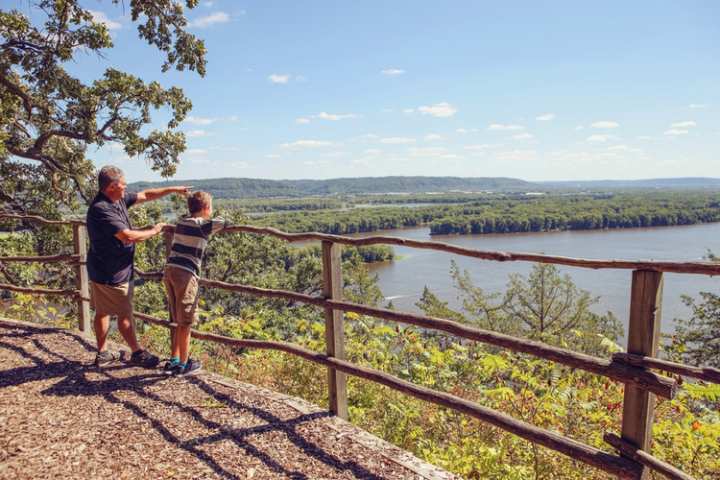5 Beautiful Scenic Hikes in Iowa